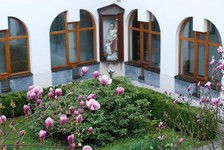 pomlad v atriju karmeličanskega samostana v Sori